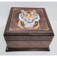 Shkatulka Tigr Dekupazhnyy Tvorcheskiy Ezh i K Вместительная шкатулка "Тигр" для хранения украшений,мелочей,ювелирных изделий и другое. Автор:Пудов Борис г.Санкт-Петербург Магазин:https://marketcraft.ru/store/dekupazhnyy-tvorcheskiy-ezh-i-k/