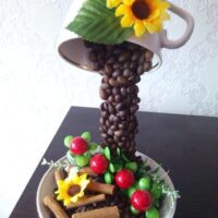 Topiariy Letyashchaya kruzhka "Kofe s koritsey" TaninyRuchki Сувениры из джута с душой. Автор: Татьяна Семёнкина г. Чайковский Магазин: https://marketcraft.ru/store/taniny-ruchki/